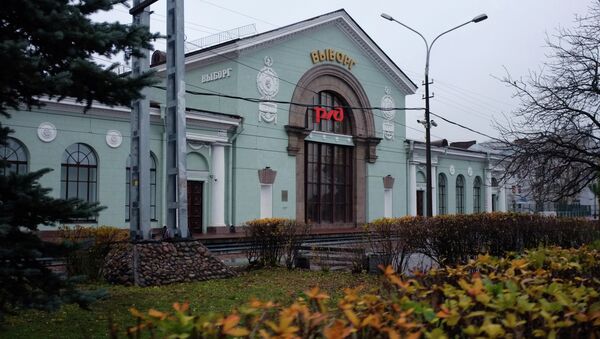 Современное здание ж/д вокзала в Выборге. Архивное фото Современное здание ж/д вокзала в Выборге. Архивное фото