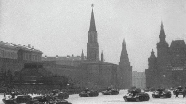 Парад на Красной площади 7 ноября 1941 г. Парад на Красной площади 7 ноября 1941 г.