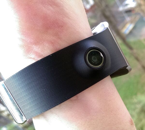 Часы Samsung GALAXY Gear VM-V700. Встроенный в ремешок объектив фотоаппарата Часы Samsung GALAXY Gear VM-V700. Встроенный в ремешок объектив фотоаппарата