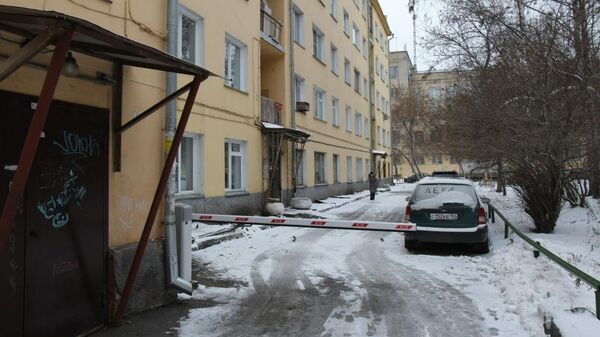 Шлагбаум во дворе дома по улице Державина, 8 помогает отсечь чужие машины Шлагбаум во дворе дома по улице Державина, 8 помогает отсечь чужие машины