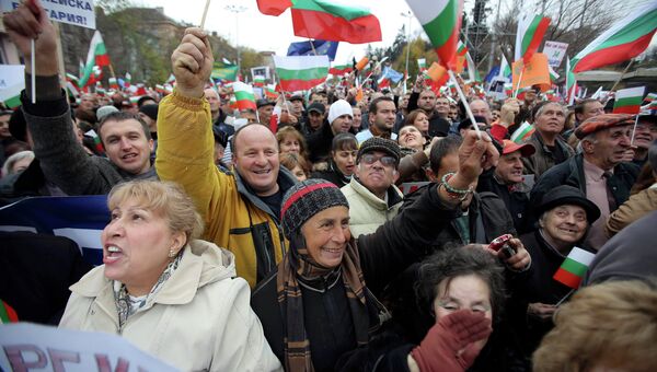 Десятки тысяч человек митингуют на улицах в Болгарии Десятки тысяч человек митингуют на улицах в Болгарии
