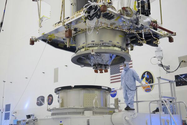 Предполетная подготовка зонда MAVEN в космическом центре NASA имени Кеннеди. Предполетная подготовка зонда MAVEN в космическом центре NASA имени Кеннеди.