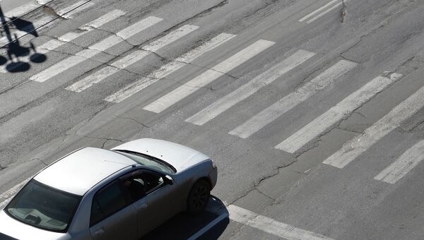 Автомобиль стоит у стоп-линии перед пешеходным переходом Автомобиль стоит у стоп-линии перед пешеходным переходом