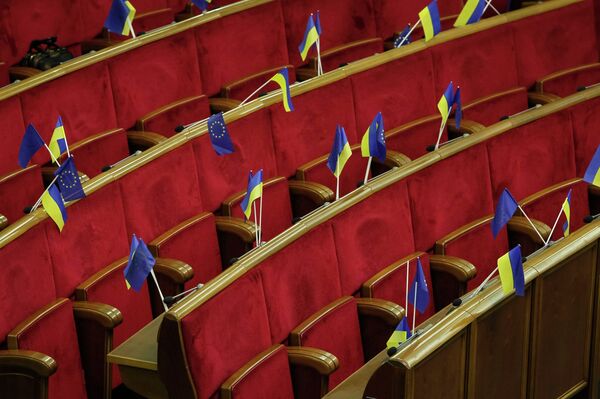 Украинские флаги и флаги Евросоюза видны перед началом заседания парламента в Киеве Украинские флаги и флаги Евросоюза видны перед началом заседания парламента в Киеве