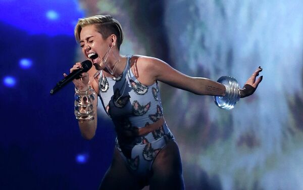 Американская актриса и певица Майли Сайрус на 41-й церемонии American Music Awards Американская актриса и певица Майли Сайрус на 41-й церемонии American Music Awards
