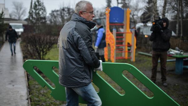 Банкир Александр Лебедев на обязательных работах в тульском селе. Архивное фото Банкир Александр Лебедев на обязательных работах в тульском селе. Архивное фото