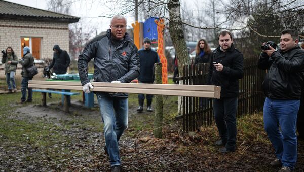 Банкир Александр Лебедев приступил к монтажу детской площадки в селе Поповка Чернского района Тульской области Банкир Александр Лебедев приступил к монтажу детской площадки в селе Поповка Чернского района Тульской области