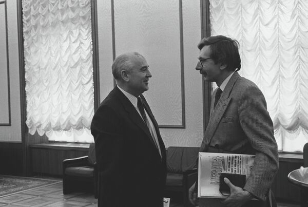 Архив. Президент СССР Михаил Горбачев и главный редактор Независимой газеты Виталий Третьяков (справа) перед интервью, Москва, 1991 год. Архив. Президент СССР Михаил Горбачев и главный редактор Независимой газеты Виталий Третьяков (справа) перед интервью, Москва, 1991 год.