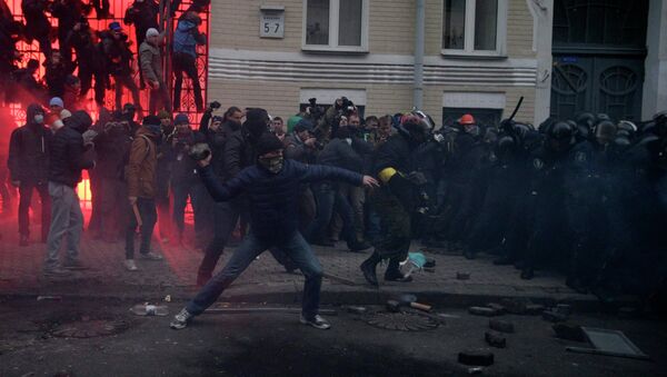 Протестующие пытаются прорвать милицейское оцепление у здания администрации президента Украины Протестующие пытаются прорвать милицейское оцепление у здания администрации президента Украины