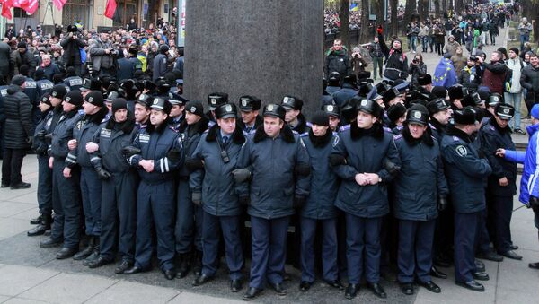 Сотрудники правоохранительных органов у памятника Ленину на Бессарабской площади Киева. 1 декабря Сотрудники правоохранительных органов у памятника Ленину на Бессарабской площади Киева. 1 декабря
