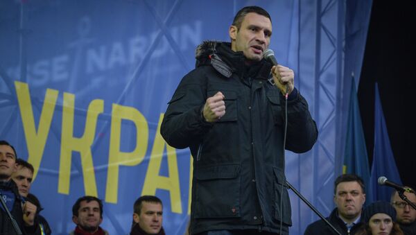 Лидер партии УДАР, боксер Виталий Кличко на митинге сторонников евроинтеграции Украины на площади Независимости в Киеве. Архивное фото Лидер партии УДАР, боксер Виталий Кличко на митинге сторонников евроинтеграции Украины на площади Независимости в Киеве. Архивное фото