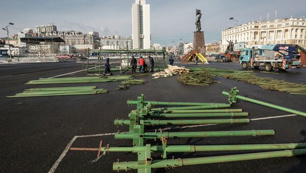 Рабочие начали устанавливать прошлогоднюю елку в центре Владивостока Рабочие начали устанавливать прошлогоднюю елку в центре Владивостока