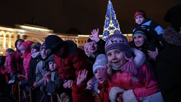 Новогодняя елка на Дворцовой площади Петербурга. Архивное фото Новогодняя елка на Дворцовой площади Петербурга. Архивное фото