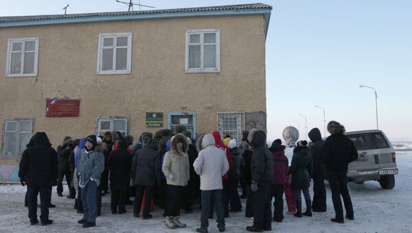 У избирательного участка в поселке Тавайваам на Чукотке. Архивное фото У избирательного участка в поселке Тавайваам на Чукотке. Архивное фото
