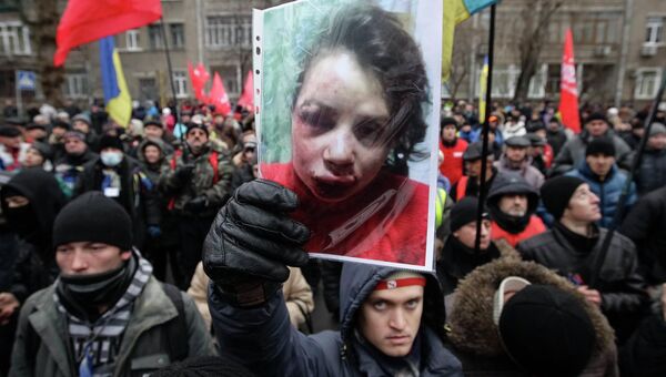 Пикет возле здания МВД Украины из-за избиения журналистки Татьяны Чорновил. 25 декабря 2013 Пикет возле здания МВД Украины из-за избиения журналистки Татьяны Чорновил. 25 декабря 2013