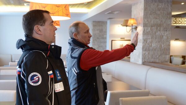 Путин и Медведев во время посещения гостиничного комплекса в горном кластере Путин и Медведев во время посещения гостиничного комплекса в горном кластере