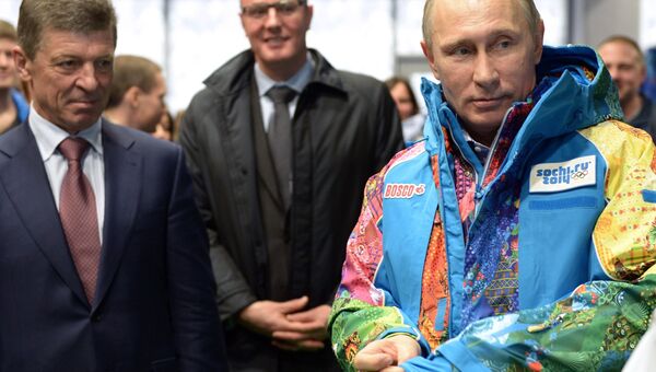 Президент России Владимир Путин во время посещения центра подготовки волонтеров зимних Олимпийских игр в Сочи. Событийное фото Президент России Владимир Путин во время посещения центра подготовки волонтеров зимних Олимпийских игр в Сочи. Событийное фото