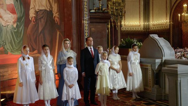 Д.Медведев на Рождественском богослужении в храме Христа Спасителя. Фото с места события Д.Медведев на Рождественском богослужении в храме Христа Спасителя. Фото с места события