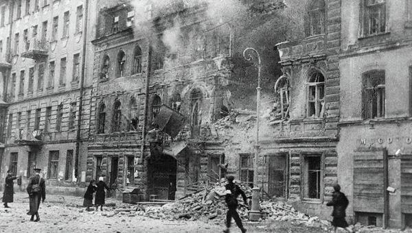Одна из улиц Ленинграда после обстрела немецкой артиллерией, архивное фото Одна из улиц Ленинграда после обстрела немецкой артиллерией, архивное фото