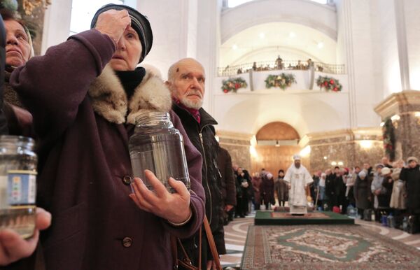 Освящение воды в Крещенский сочельник Освящение воды в Крещенский сочельник