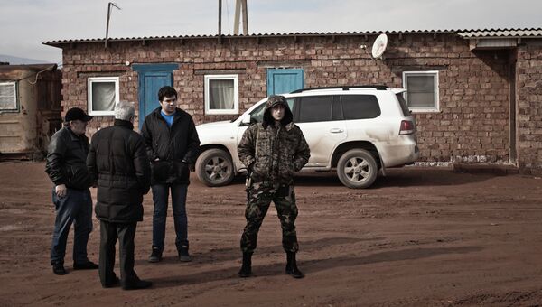 Спасать Скрипника Олег Мельников (третий слева) приехал с охранником мэра Махачкалы Спасать Скрипника Олег Мельников (третий слева) приехал с охранником мэра Махачкалы