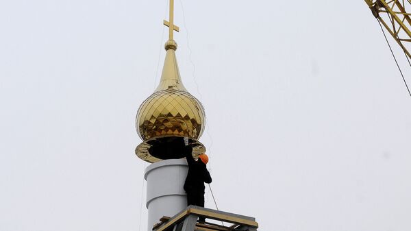 Установка куполов на строящийся храм иконы Божией матери Всех скорбящих радость в поселке Торгашино (Красноярск) Установка куполов на строящийся храм иконы Божией матери Всех скорбящих радость в поселке Торгашино (Красноярск)