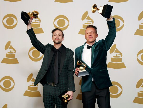 Хип-хоп исполнители Macklemore и Райан Льюис на церемонии Грэмми-2014 Хип-хоп исполнители Macklemore и Райан Льюис на церемонии Грэмми-2014