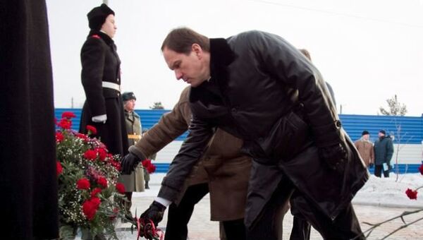 Губернатор Красноярского края Лев Кузнецов возложил цветы к памятнику жителям блокадного Ленинграда, захороненным в поселке Березовка Губернатор Красноярского края Лев Кузнецов возложил цветы к памятнику жителям блокадного Ленинграда, захороненным в поселке Березовка