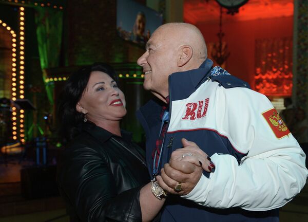 Телеведущий Владимир Познер и певица Надежда Бабкина в корпоративном доме Боско Телеведущий Владимир Познер и певица Надежда Бабкина в корпоративном доме Боско
