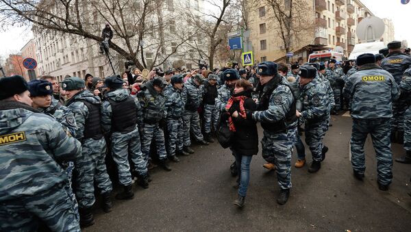 Сотрудники полиции у здания Замоскворецкого суда Москвы, архивное фото Сотрудники полиции у здания Замоскворецкого суда Москвы, архивное фото