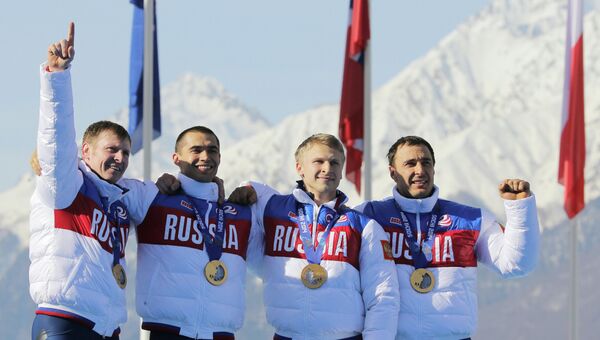 Александр Зубков, Алексей Воевода, Алексей Негодайло и Дмитрий Труненков, завоевавшие золотые медали на соревнованиях четверок по бобслею Александр Зубков, Алексей Воевода, Алексей Негодайло и Дмитрий Труненков, завоевавшие золотые медали на соревнованиях четверок по бобслею