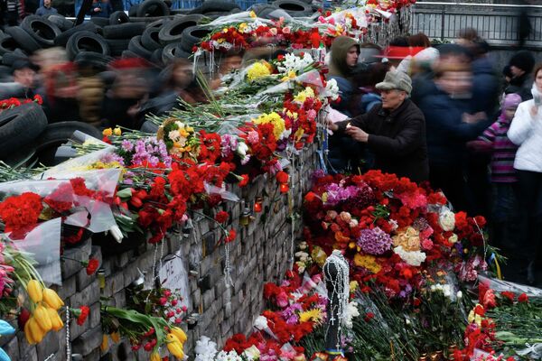 Цветы в память о погибших в столкновениях между сторонниками оппозиции и сотрудниками правоохранительных органов в Киеве, Украина Цветы в память о погибших в столкновениях между сторонниками оппозиции и сотрудниками правоохранительных органов в Киеве, Украина