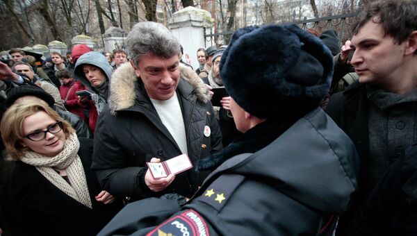 Сопредседатель партии РПР-Парнас Борис Немцов у здания Замоскворецкого суда Москвы Сопредседатель партии РПР-Парнас Борис Немцов у здания Замоскворецкого суда Москвы