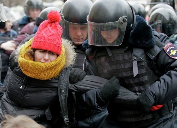 Полиция задерживает девушку в центре Москвы за попытки нарушения общественного порядка Полиция задерживает девушку в центре Москвы за попытки нарушения общественного порядка