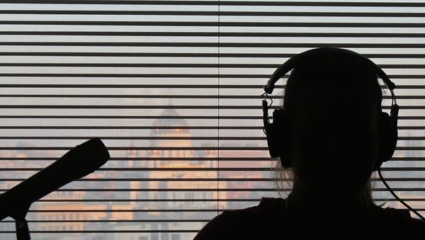 В студии радиостанции во время работы В студии радиостанции во время работы