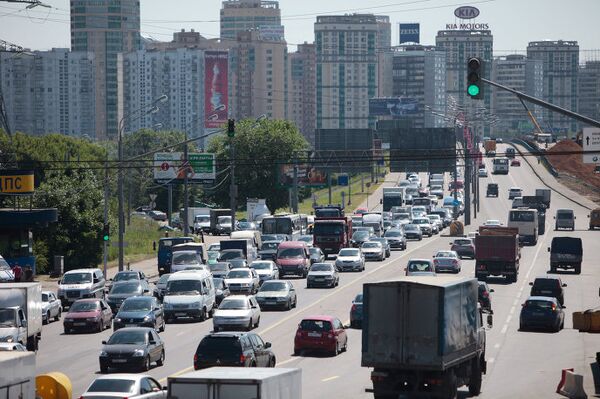 Движение автотранспорта на Ленинградском шоссе в районе выезда со МКАД Движение автотранспорта на Ленинградском шоссе в районе выезда со МКАД