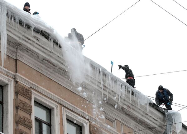Уборка снега на улицах Уборка снега на улицах