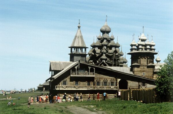 Вид на Преображенскую церковь в Кижах Вид на Преображенскую церковь в Кижах