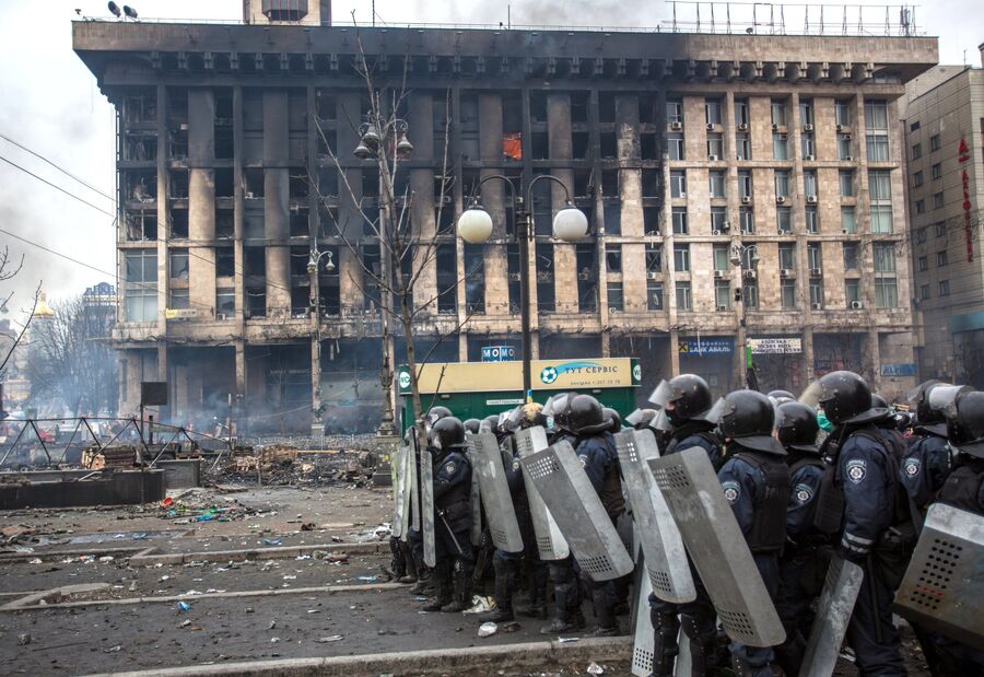 Сотрудники правоохранительных органов у сгоревшего Дома профсоюзов, 19 февраля 2014 Сотрудники правоохранительных органов у сгоревшего Дома профсоюзов, 19 февраля 2014
