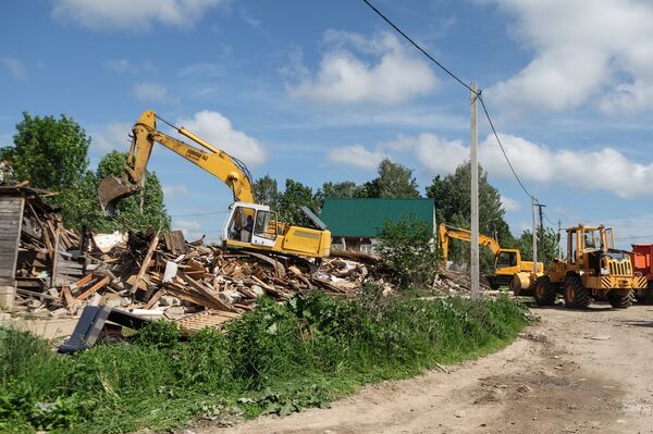 Снос незаконно установленных построек в поселке Плеханово в Тульской области. Снос незаконно установленных построек в поселке Плеханово в Тульской области.