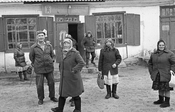 Жители, оставшиеся в зараженной радиацией деревне после аварии на Чернобыльской АЭС Жители, оставшиеся в зараженной радиацией деревне после аварии на Чернобыльской АЭС