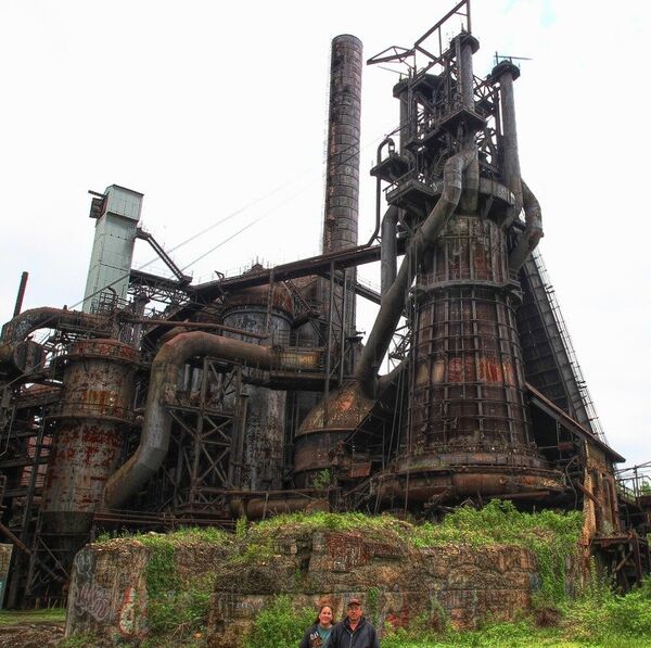 Туристы на фоне доменных печей Carrie Furnaces в Пенсильвании, США Туристы на фоне доменных печей Carrie Furnaces в Пенсильвании, США