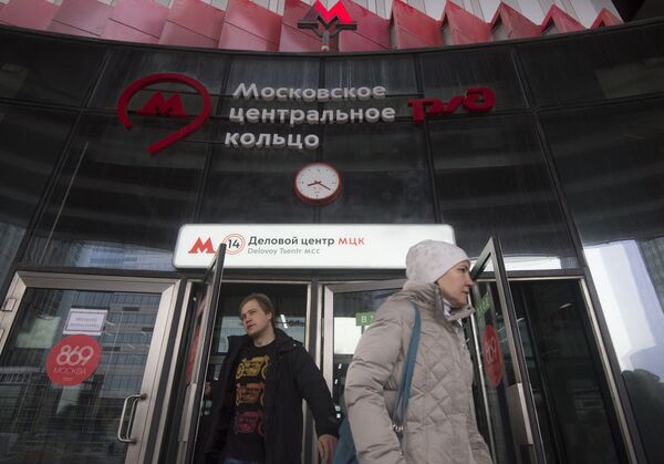 Пассажиры на станции Деловой центр Московского центрального кольца в Москве Пассажиры на станции Деловой центр Московского центрального кольца в Москве