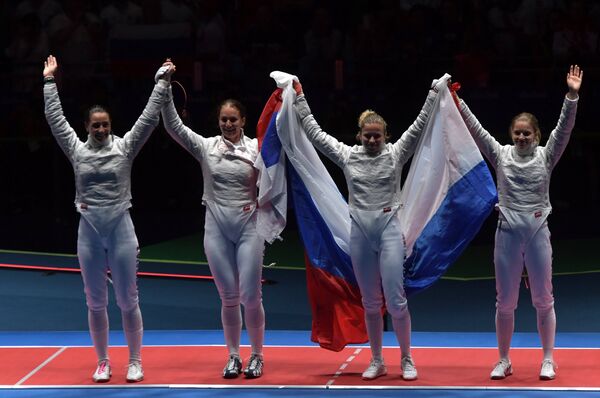 Саблистки сборной России после победы в финале Олимпийских игр в Рио Саблистки сборной России после победы в финале Олимпийских игр в Рио