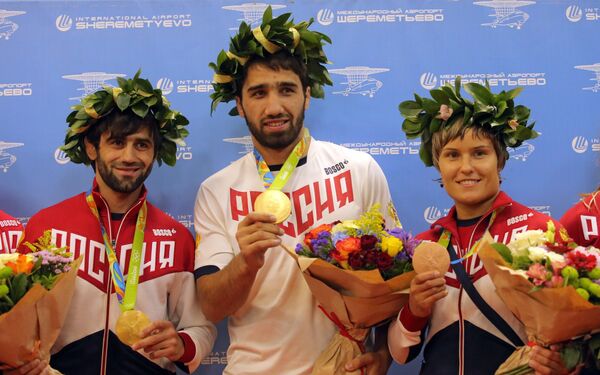 Беслан Мудранов, Хасан Халмурзаев и Наталья Кузютина (слева направо) Беслан Мудранов, Хасан Халмурзаев и Наталья Кузютина (слева направо)
