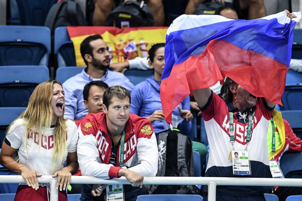 Российские пловцы Юлия Ефимова и Никита Лобинцев (в центре) Российские пловцы Юлия Ефимова и Никита Лобинцев (в центре)