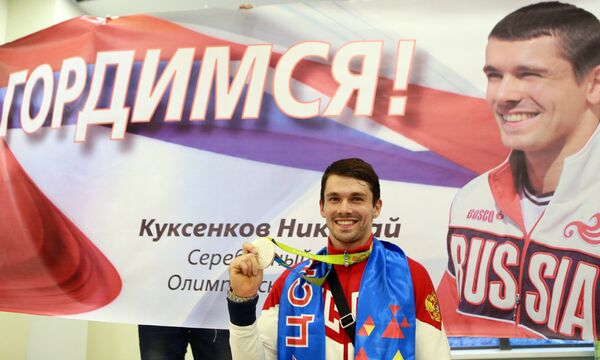 Николай Куксенков, завоевавший серебряную медаль ОИ-2016 в Рио, в аэропорту Шереметьево Николай Куксенков, завоевавший серебряную медаль ОИ-2016 в Рио, в аэропорту Шереметьево
