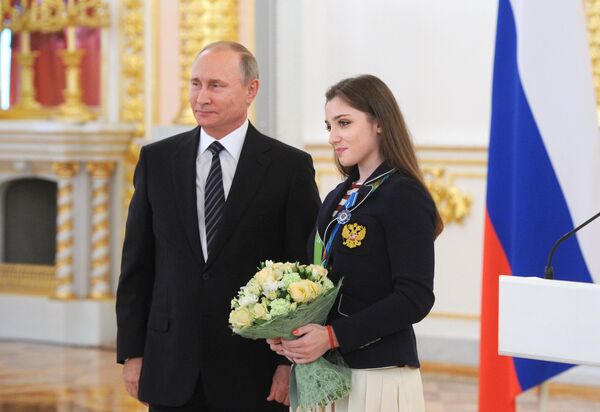 Президент РФ Владимир Путин и серебряный и бронзовый призер по спортивной гимнастике Алия Мустафина Президент РФ Владимир Путин и серебряный и бронзовый призер по спортивной гимнастике Алия Мустафина