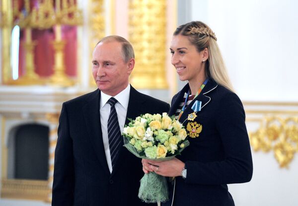 Президент РФ Владимир Путин и олимпийская чемпионка по гандболу Ольга Акопян Президент РФ Владимир Путин и олимпийская чемпионка по гандболу Ольга Акопян