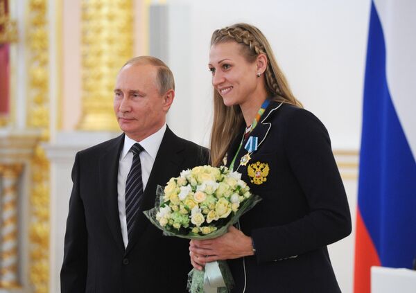 Президент РФ Владимир Путин и олимпийская чемпионка по гандболу Ирина Близнова Президент РФ Владимир Путин и олимпийская чемпионка по гандболу Ирина Близнова
